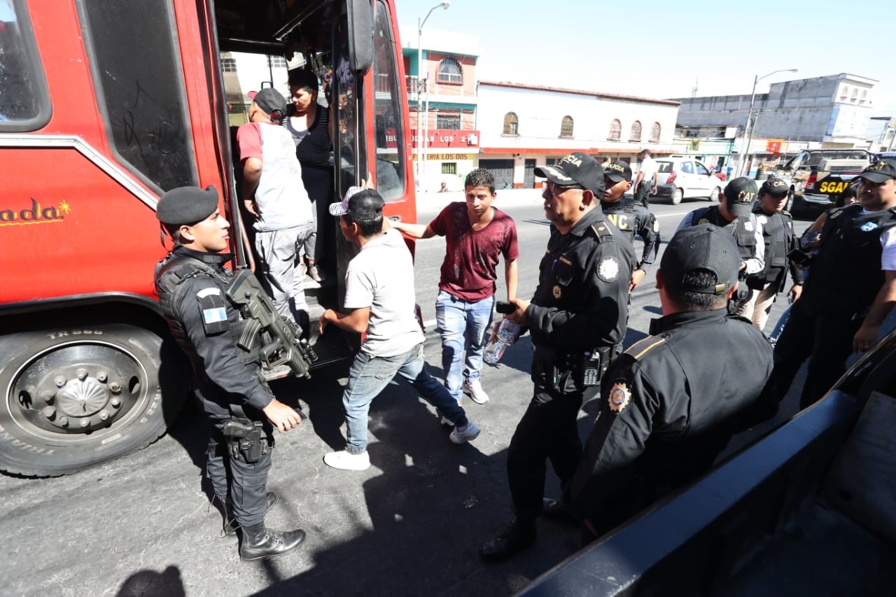 Pasajeros de un autobús de la ruta 32 suben luego de ser revisados por agentes de la Policía Nacional Civil en un retén en la 9 calle y 11 avenida, zona 7. (Foto Prensa Libre: Óscar Rivas) 
