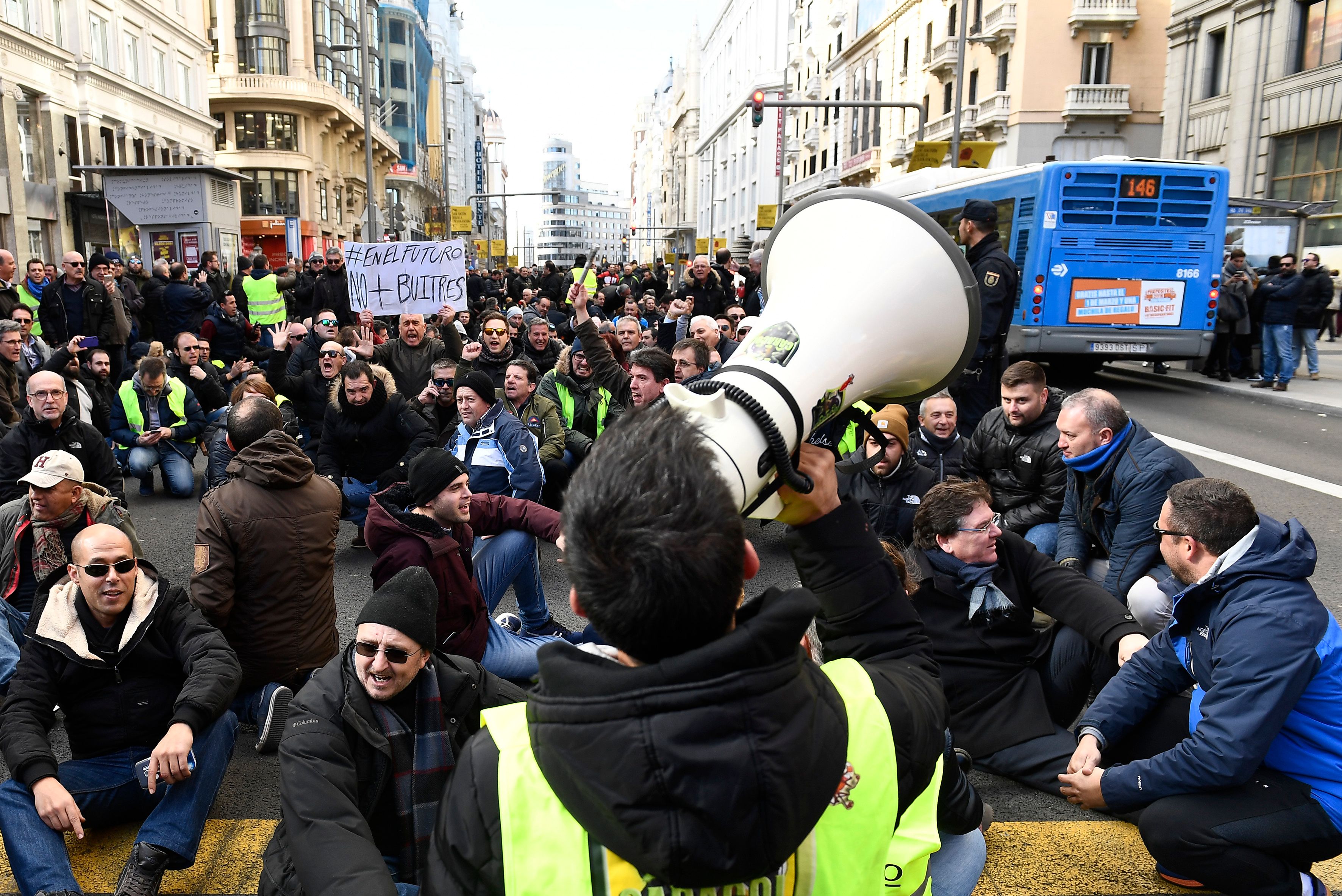 Los taxistas se sientan en la calle Gran Vía de Madrid durante una manifestación el 21 de enero de 2019 para protestar contra los reglamentos propuestos por las autoridades para los VTC (vehículos de turismo con chofer). (Foto Prensa Libre: AFP)