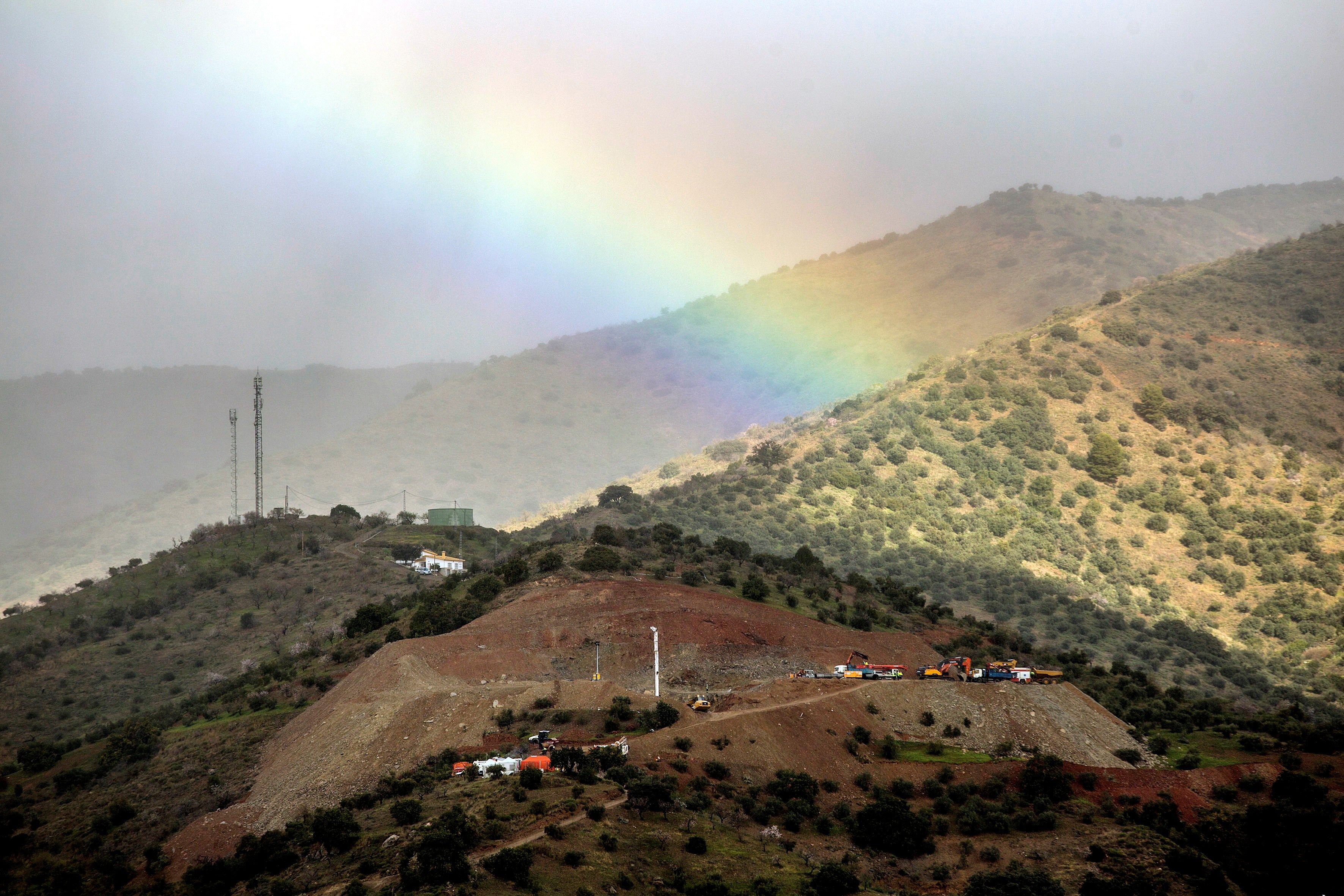Vista general de la zona en la que continúan los trabajos de rescate de Julen, el niño de dos años que cayó el pasado domingo a un profundo y estrecho pozo en la localidad de Totalán (Málaga). (Foto Prensa Libre: EFE)