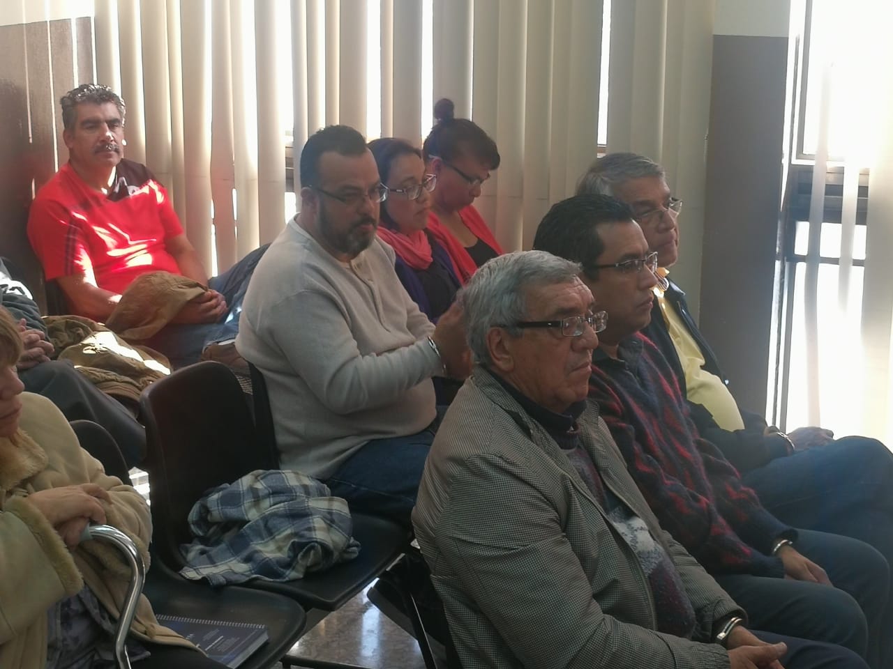 Dora Regina Ruano y Luis Alpirez Guzmán, dirigentes sindicales acuden ante juez para escuchar los motivos de su detención. (Foto Prensa Libre: K. Monzón)