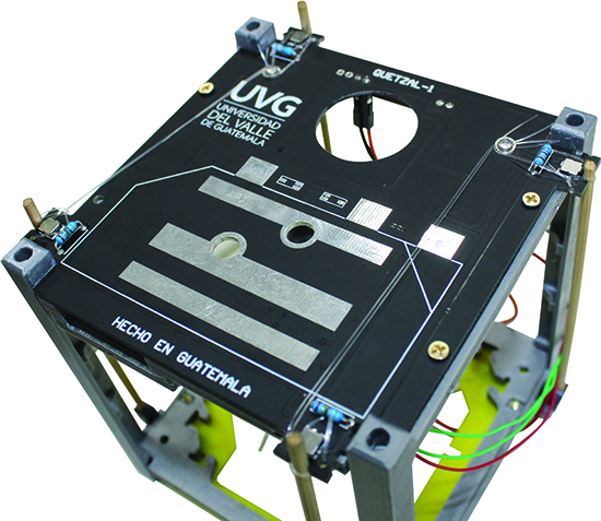 Sistema de despliegue de antenas de Quetzal-1, primer satélite guatemalteco que se desarrolla en UVG. (Foto Prensa Libre: Proyecto CubeSat)