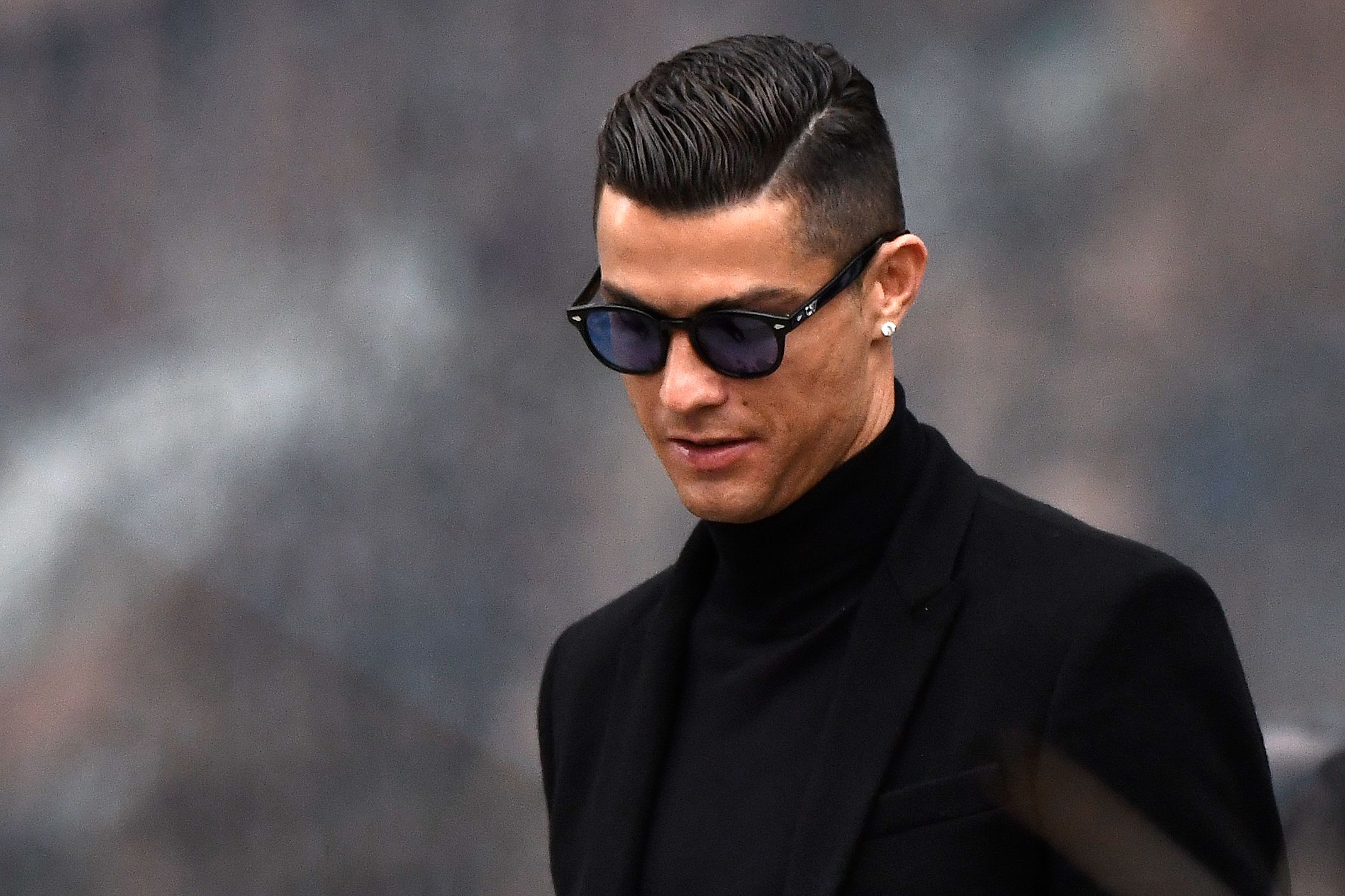Cristiano Ronaldo tuvo que viajar a España esta semana para arreglar sus problemas de impuestos. (Foto Prensa Libre: AFP)