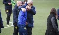 TOPSHOT - Nantes' Bosnian head coach Vahid Halilhodzic (C) comforts Nantes' Ghanaian forward Majeed Waris prior to a team training session at the FC Nantes football club training centre La Joneliere in La Chapelle-sur-Erdre, western France, on January 24, 2019, three days after the plane of Argentinian striker Emiliano Sala vanished over the English Channel. - Police on January 24 ended their search for new Premier League player Emiliano Sala, saying the chances of finding the Argentine alive three days after his plane went missing over the Channel were "extremely remote". Sala, 28, was on his way from Nantes in western France to the Welsh capital to train with his new teammates for the first time after completing a £15 million ($19 million) move to Cardiff City from French side Nantes on January 19. (Photo by LOIC VENANCE / AFP)