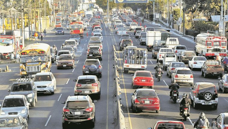 Según autoridades, el lunes próximo aumentará el tránsito en la metrópoli. (Foto Prensa Libre: Hemeroteca PL).