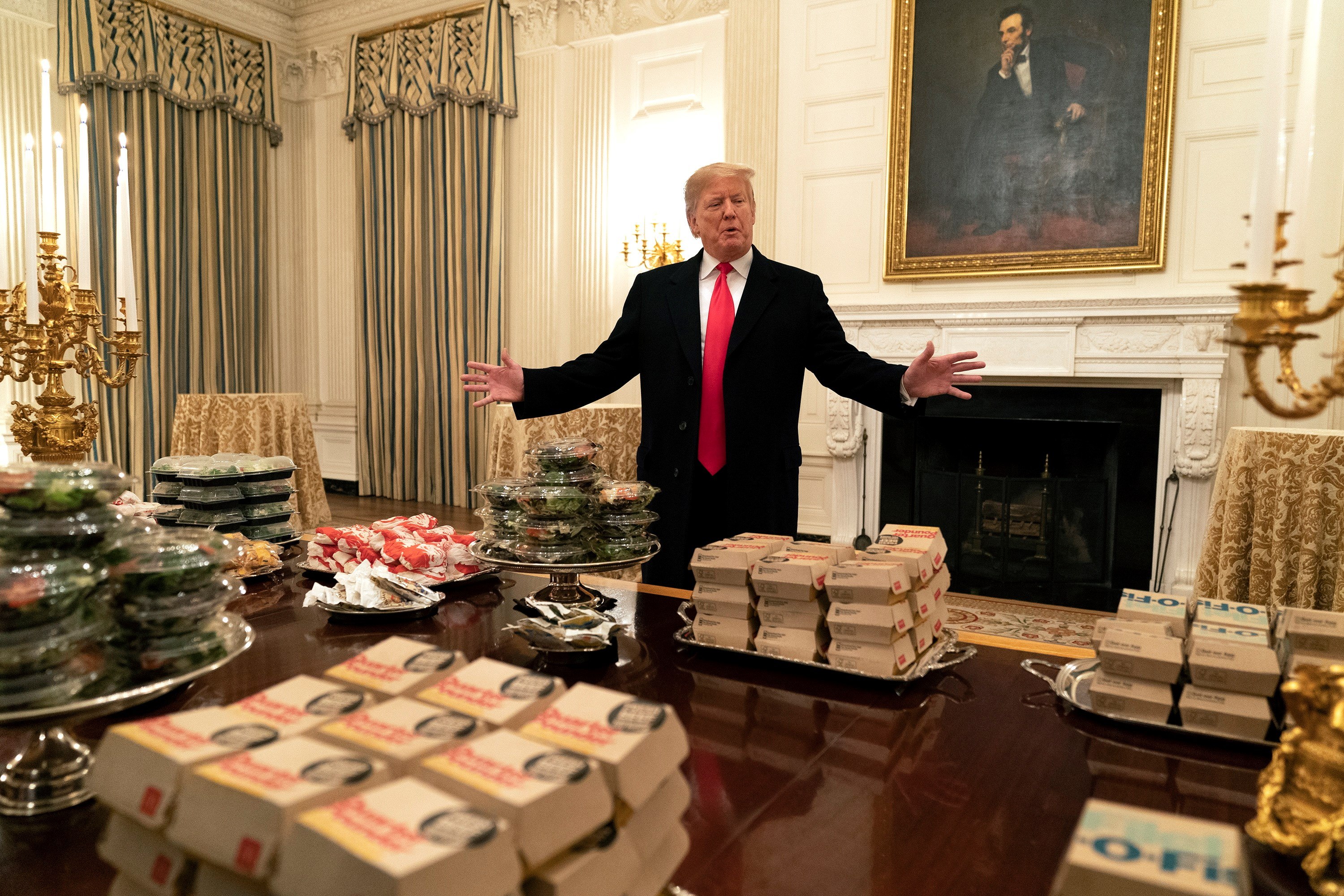 Donald Trump, presenta la comida rápida que se servirá a los Tigres de Clemson, que visitarán la Casa Blanca para celebrar su campeonato nacional de futbol americano universitario. (Foto Prensa Libre: EFE)