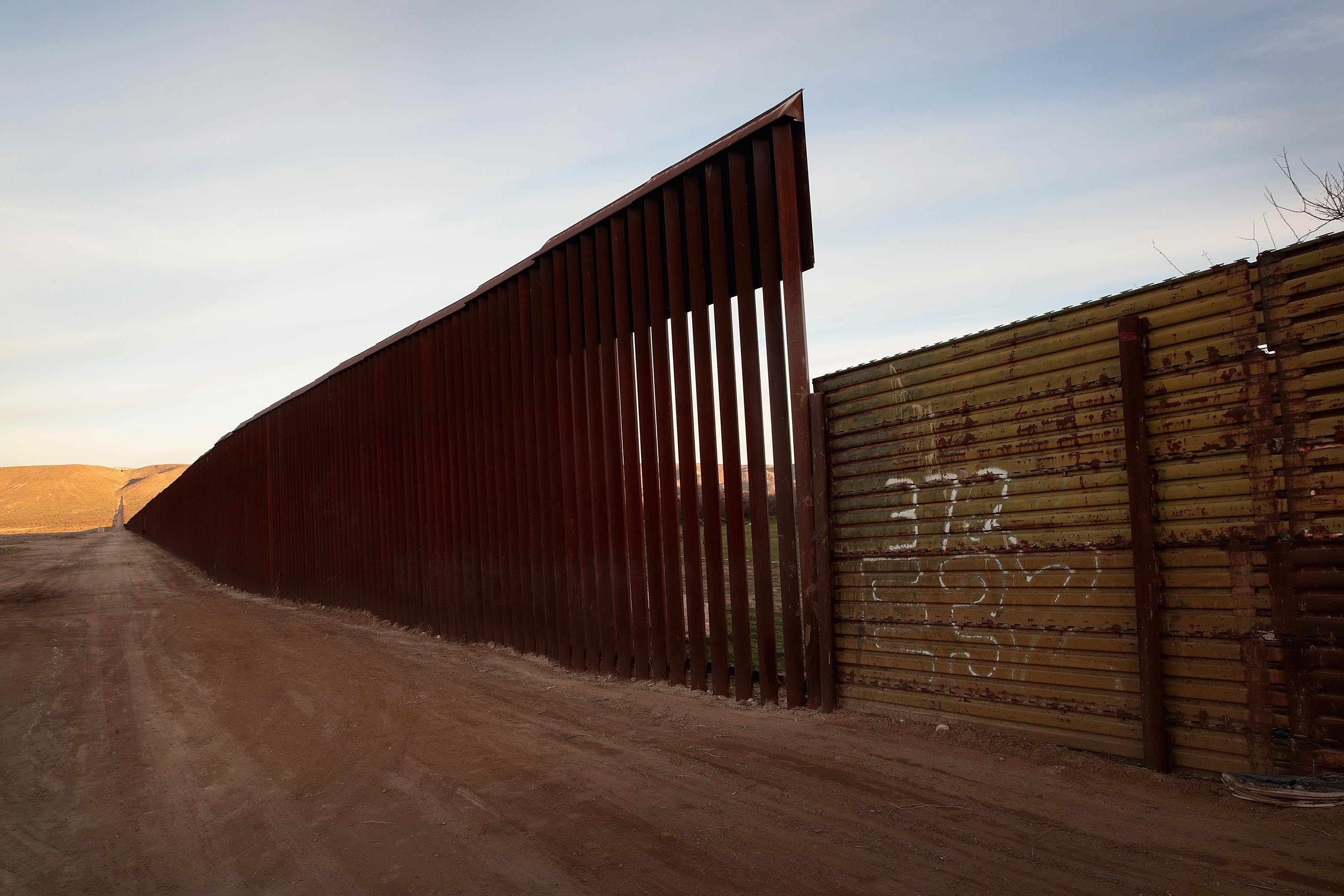 La edificación del muro fronterizo aún es incierta, porque Trump insiste en que "es una necesidad", a pesar de que el acuerdo parcial no incluye los fondos. (Foto Prensa Libre: AFP)