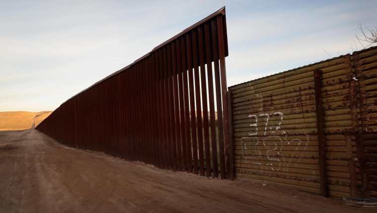 La edificación del muro fronterizo aún es incierta, porque Trump insiste en que "es una necesidad", a pesar de que el acuerdo parcial no incluye los fondos. (Foto Prensa Libre: AFP)