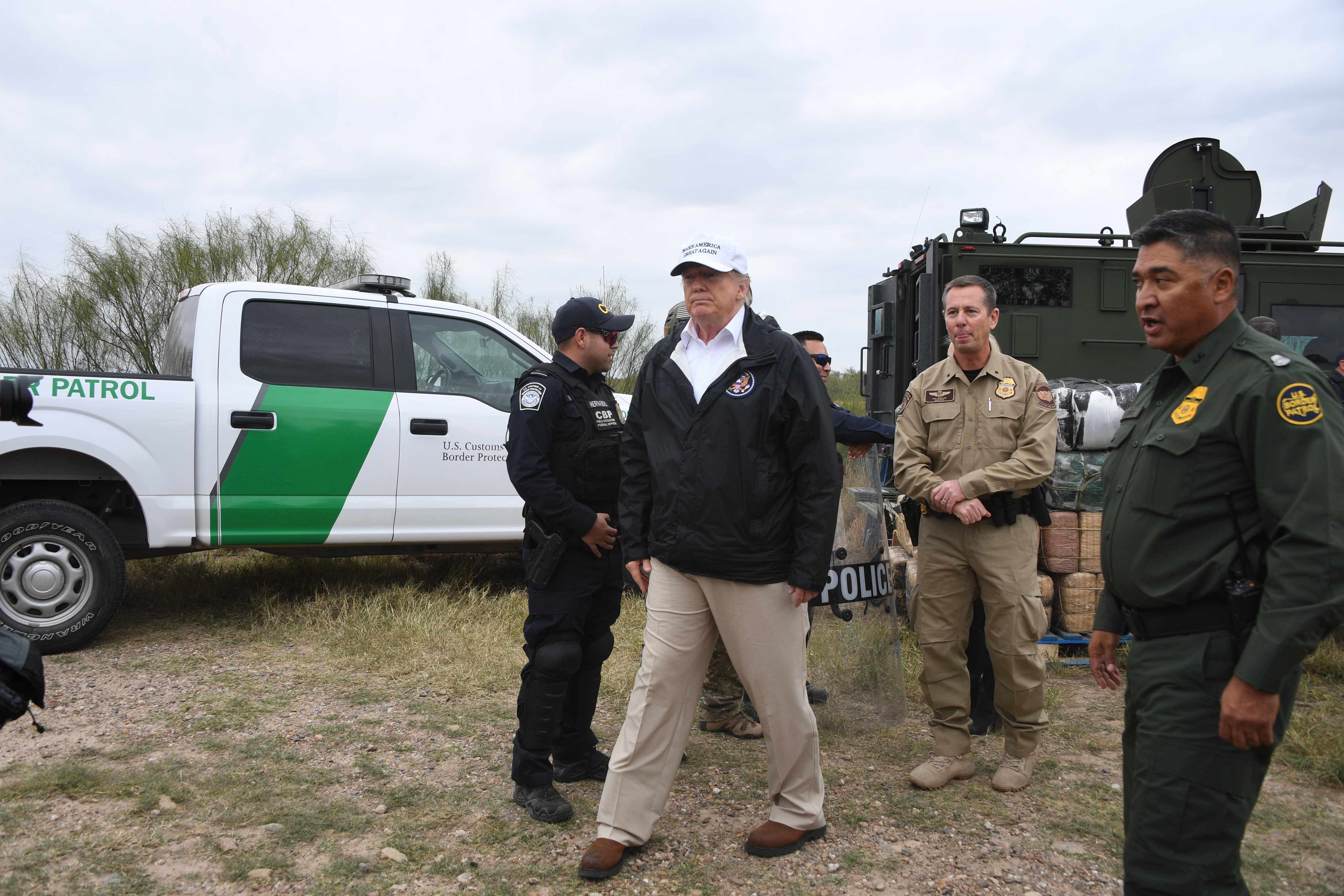 Trump revisa la situación migratorio cerca de Río Grande, en la frontera entre México y EE. UU. (Foto Prensa Libre: AFP)