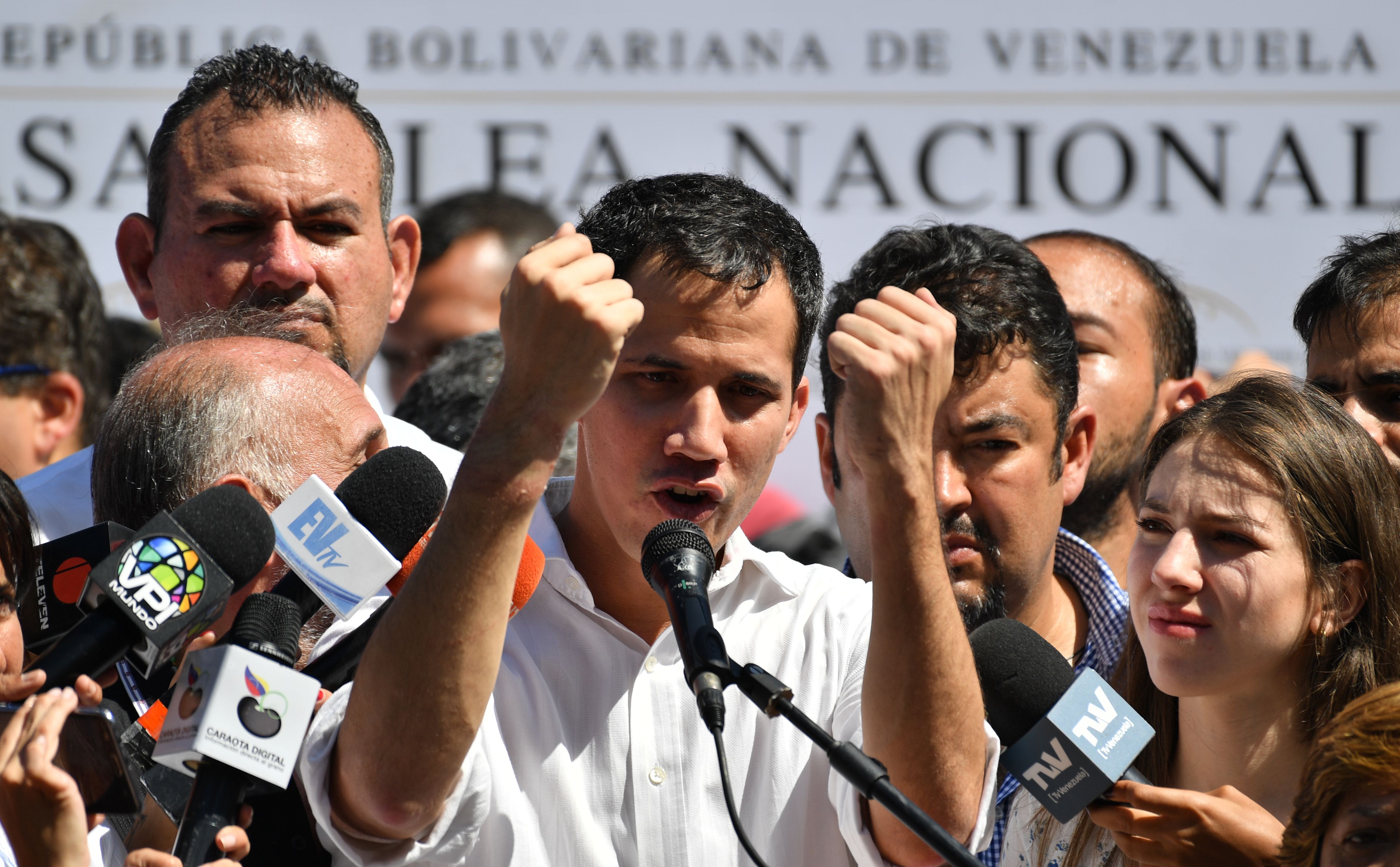 El presidente de la Asamblea Nacional de Venezuela, Juan Guaidó, hace un gesto mientras habla ante una multitud de partidarios de la oposición durante una reunión abierta en Vargas, Venezuela. (Foto Prensa Libre: AFP).

