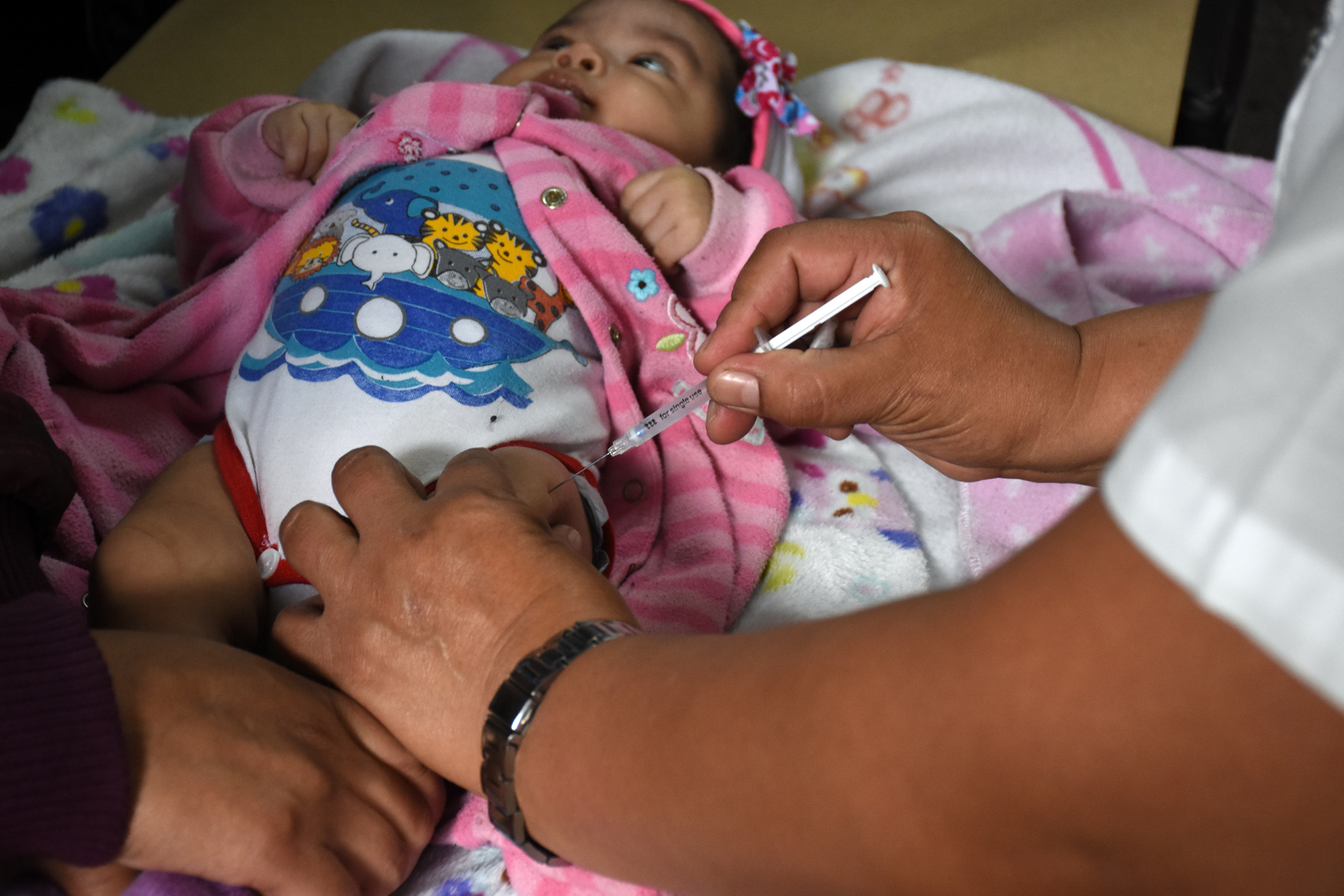 Los niños con edades de 12 a 18 meses deben ser inmunizados con la vacuna SPR. (Foto Prensa Libre: Ministerio de Salud)
