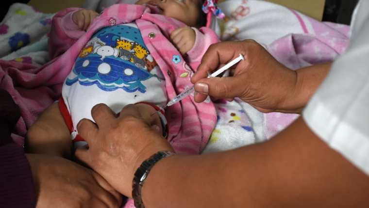Los niños con edades de 12 a 18 meses deben ser inmunizados con la vacuna SPR. (Foto Prensa Libre: Ministerio de Salud)