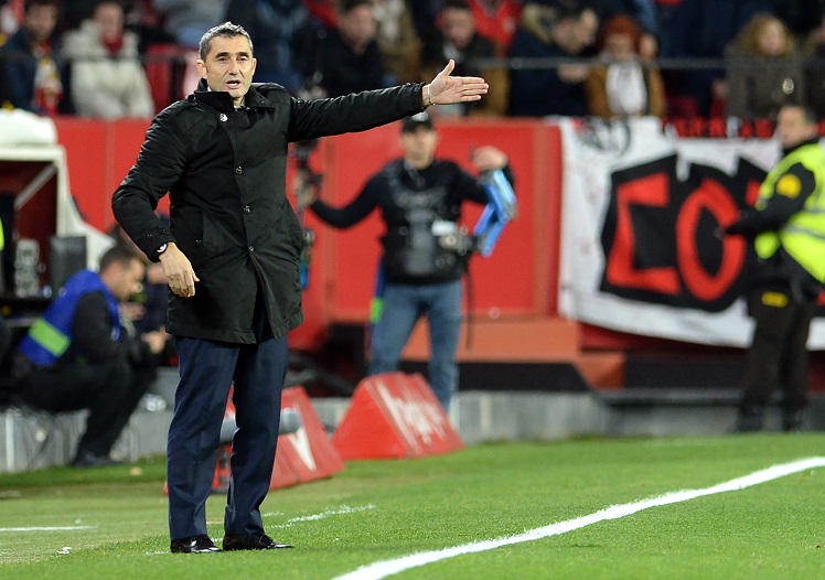 El entrenador del Barcelona Ernesto Valverde asegura que su equipo necesita rotaciones. (Foto Prensa Libre: AFP)