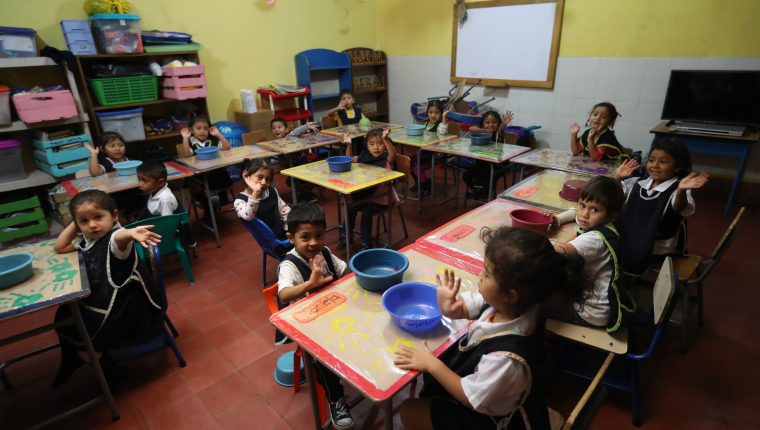 Los niÃ±os afectados por la erupciÃ³n del volcÃ¡n de Fuego el 3 de junio pasado, sobrepasan secuelas de la tragedia, y regresan a la escuela. (Foto Prensa Libre: Enrique Paredes) 