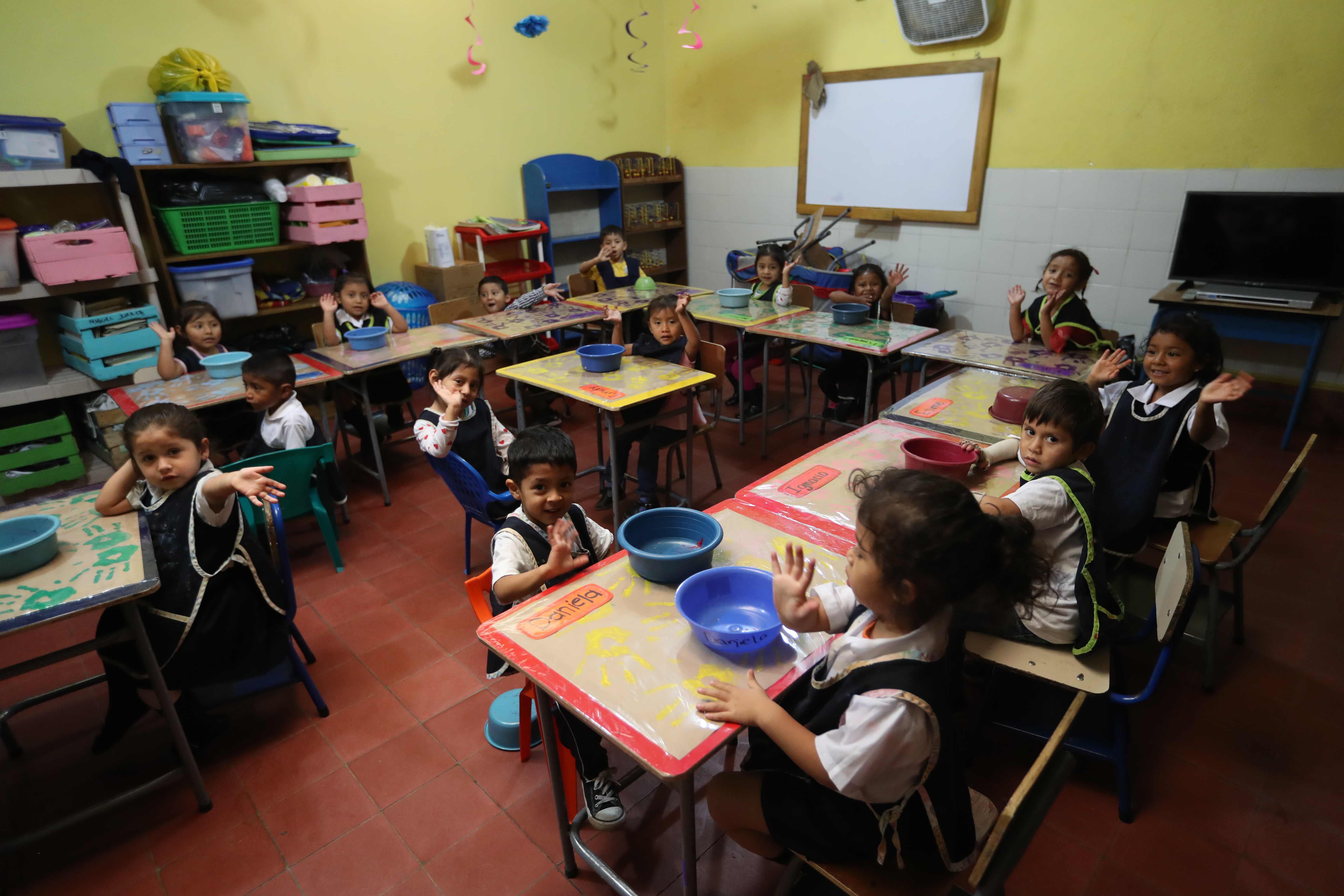 Los niños afectados por la erupción del volcán de Fuego el 3 de junio pasado, sobrepasan secuelas de la tragedia, y regresan a la escuela. (Foto Prensa Libre: Enrique Paredes) 