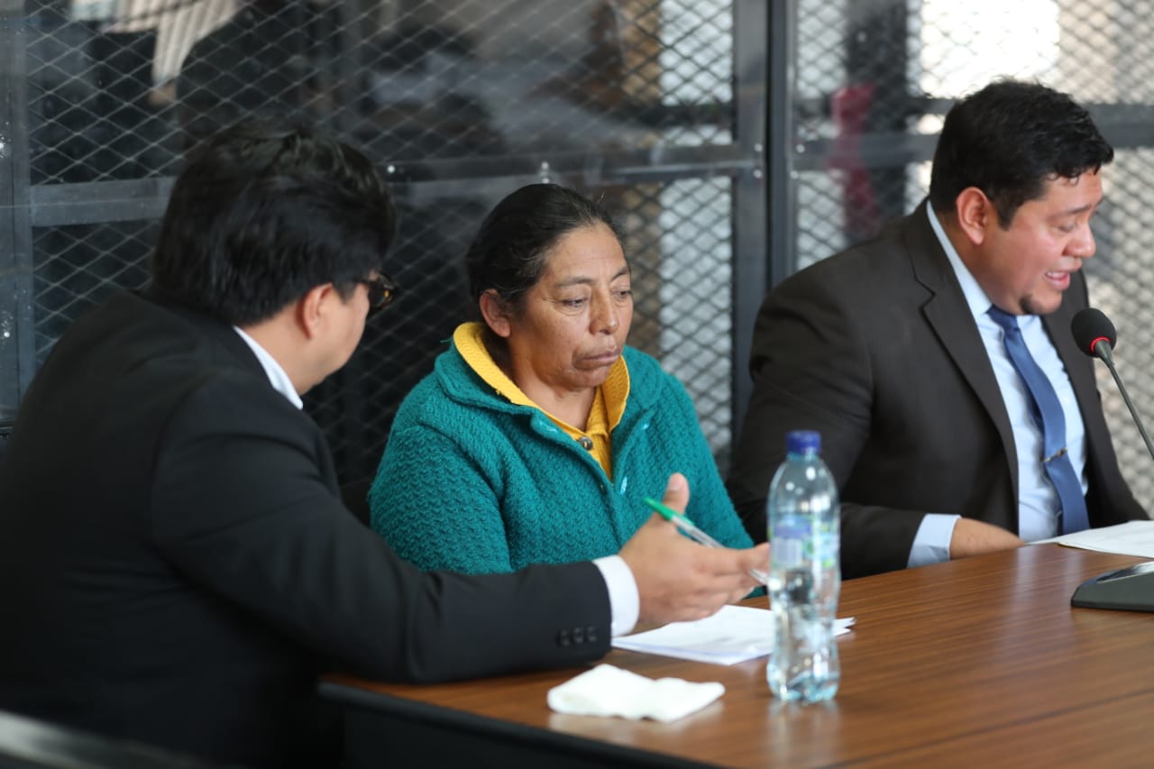 Francisca Antonio Juan siguió el debate con la ayuda de un intérprete de q’anjob’al. (Foto Prensa Libre: Carlos Hernández)