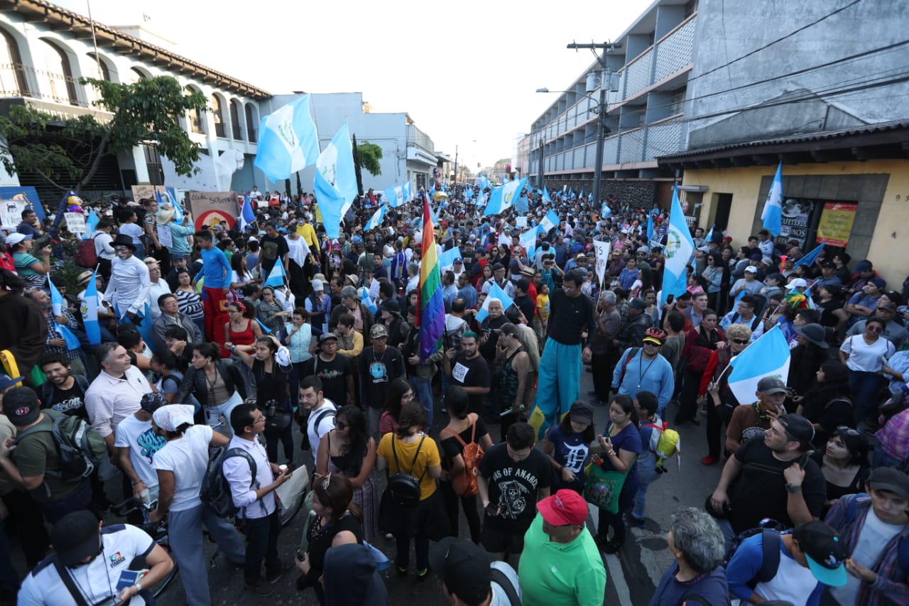 Los manifestantes  llegaron frente a la Corte de Constitucionalidad para expresarle su apoyo a los magistrados. (Foto Prensa Libre: Esbin García)