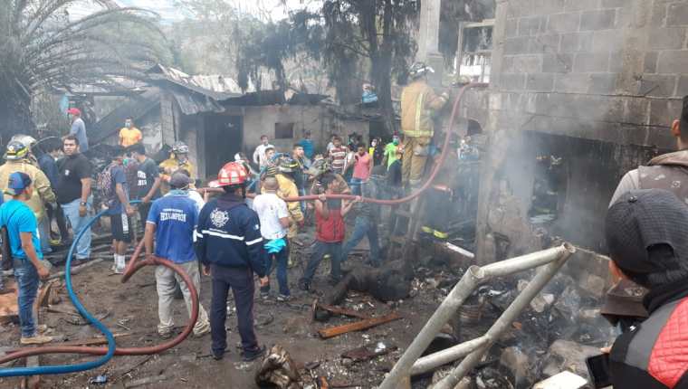 Socorristas y vecinos trabajan en el lugar de la explosión, en San Lorenzo El Cubo, Ciudad Vieja, Sacatepéquez. (Foto Prensa Libre: Julio Sicán)