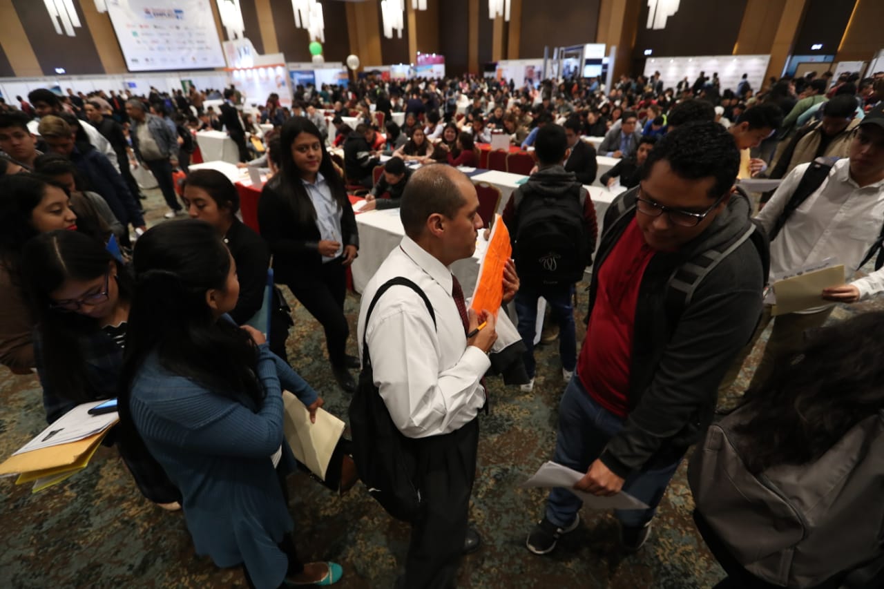 Los candidatos que buscan una de las 2,500 plazas en el Festival del Empleo de AmCham pasarán a formar parte de una base de datos para oportunidades futuras. (Foto Prensa Libre: Carlos Hernández)