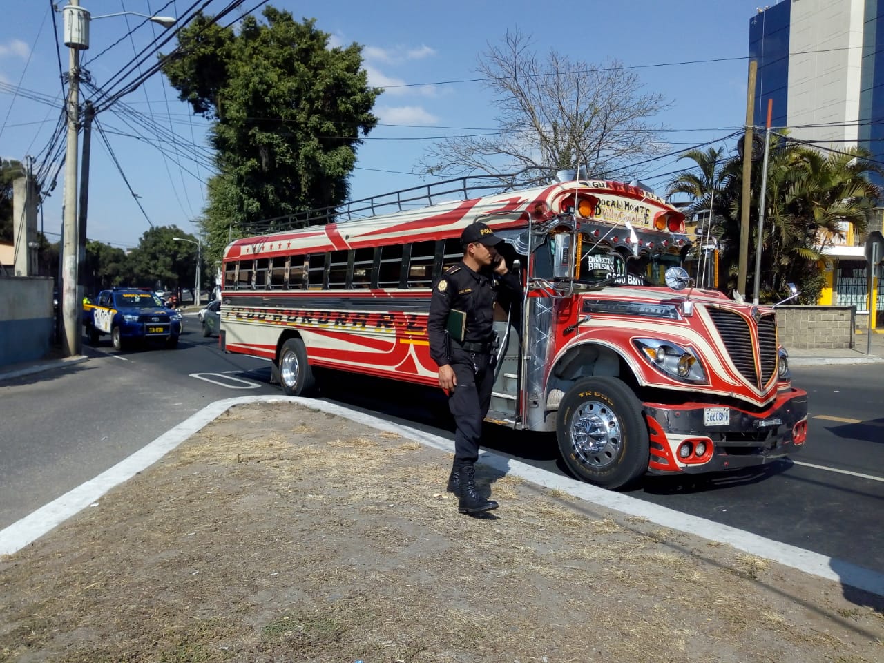 El autobús atacado en la avenida Hincapié. (Foto: Óscar Rivas)