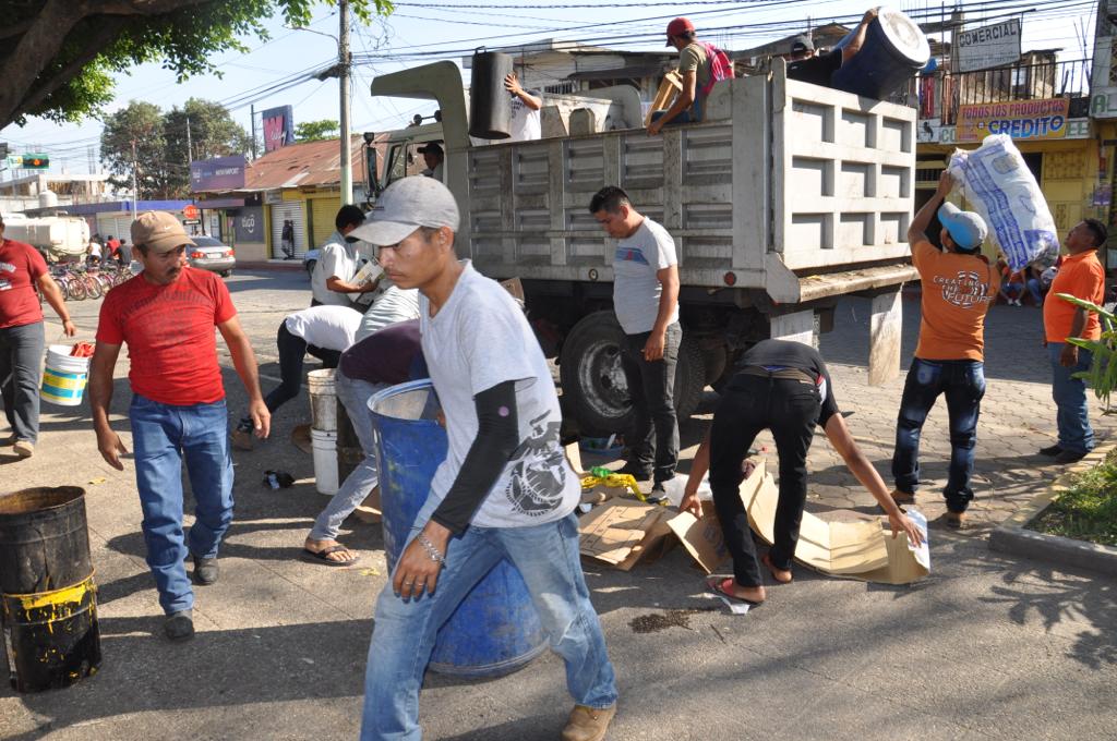 Vecinos de Ayutla, San Marcos desalojaron a migrantes hondureños y salvadoreños del parque central de la localidad fronteriza. (Foto Prensa Libre: Cortesía Erick Velásquez)