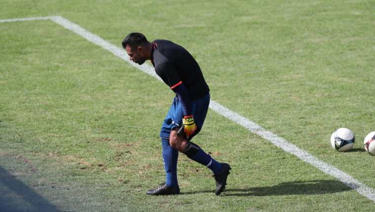 Paulo César Motta se lesionó en el calentamiento previo al partido entre Municipal y Antigua GFC. (Foto Prensa Libre: Carlos Vicente)