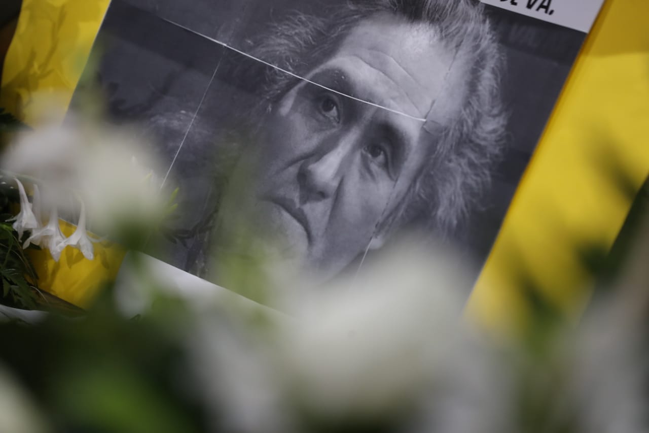 Una fotografía de Humberto Ak'abal yace a un costado del féretro con el cuerpo del poeta. (Foto Prensa Libre: Óscar Rivas)