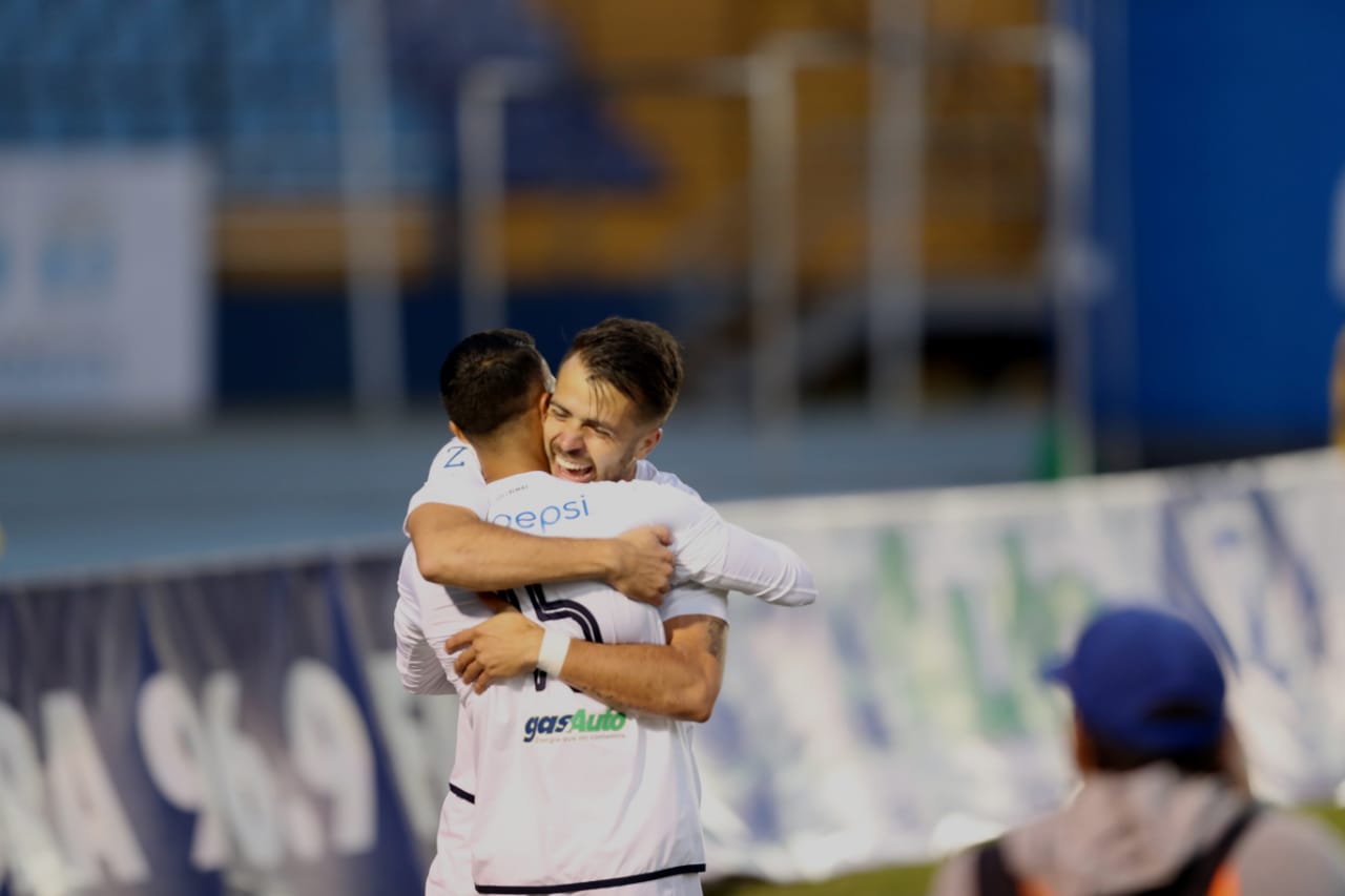 Rodrigo Saravia y Jorge Vargas celebran el primer de Comunicaciones en la victoria frente a Sanarate. (Foto Prensa Libre: Francisco Sánchez) 