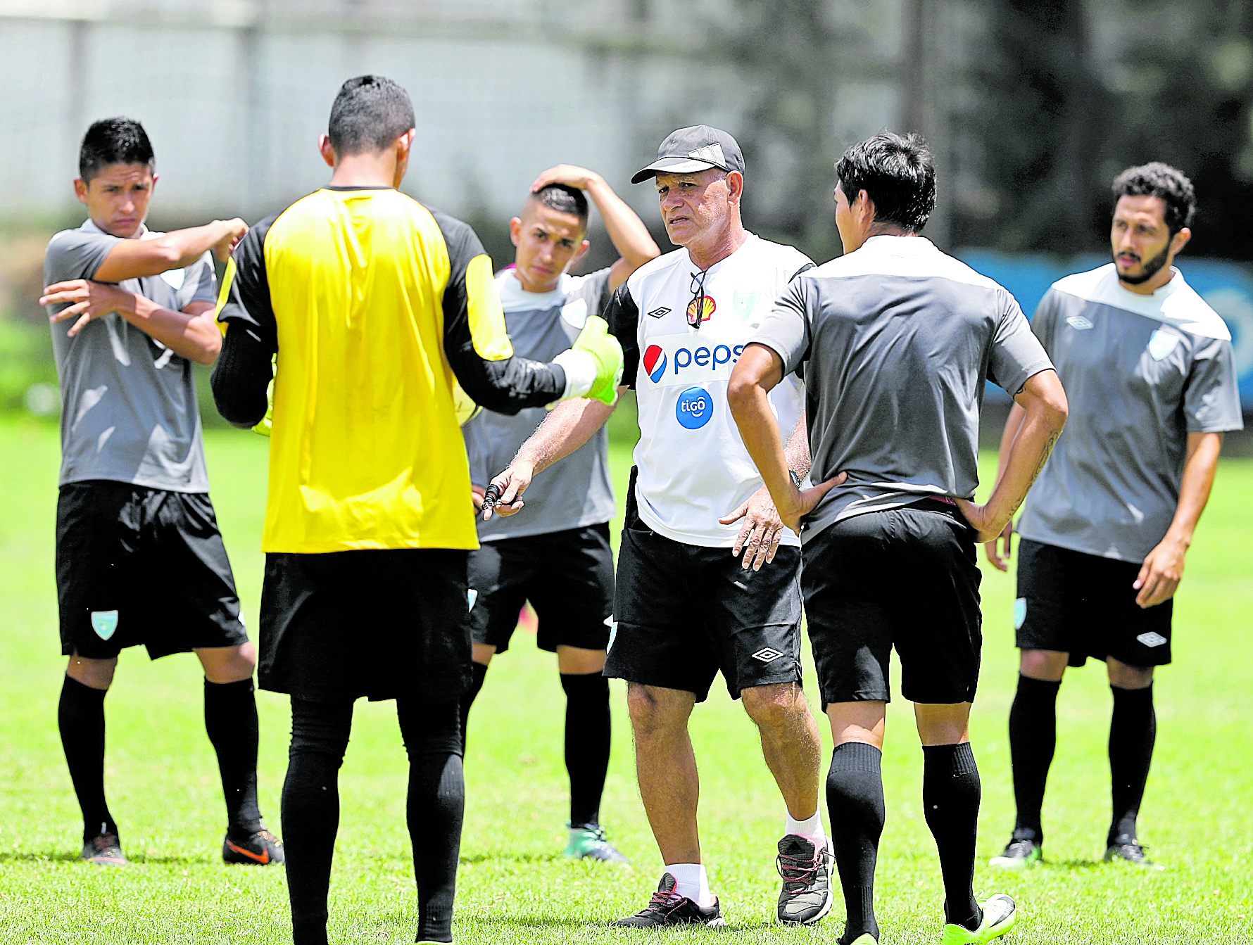 El timonel guatemalteco Wálter Claverí Alvarado convocó a 25 jugadores para poder desarrollar con la Selección Nacional su primer morfociclo de trabajo del 2019 (Foto Prensa Libre: Carlos Vicente)