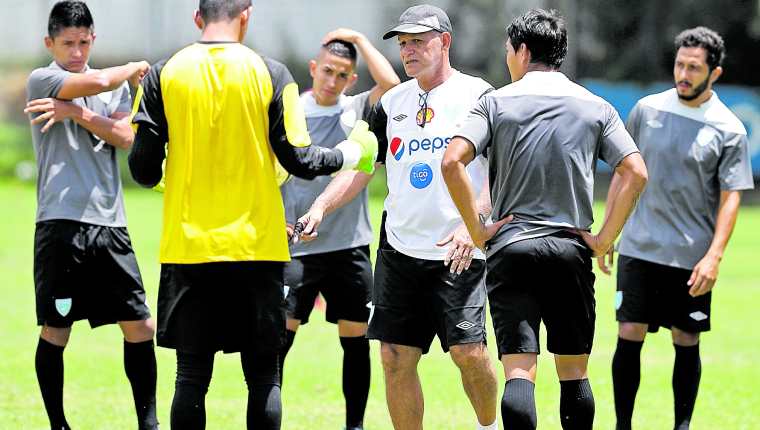 El timonel guatemalteco Wálter Claverí Alvarado convocó a 25 jugadores para poder desarrollar con la Selección Nacional su primer morfociclo de trabajo del 2019 (Foto Prensa Libre: Hemeroteca PL)
