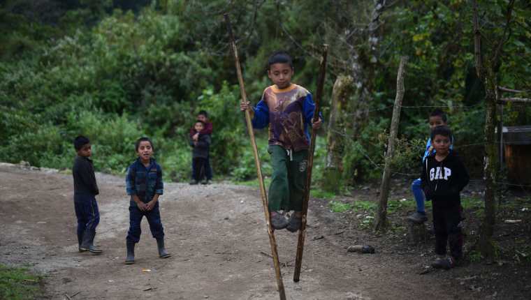 En Yalambojoch, en Netón, Huehuetenango, hay alrededor de 500 niños, muchos están migrando con sus padres hacia Estados Unidos. (Foto Prensa Libre: EFE)
