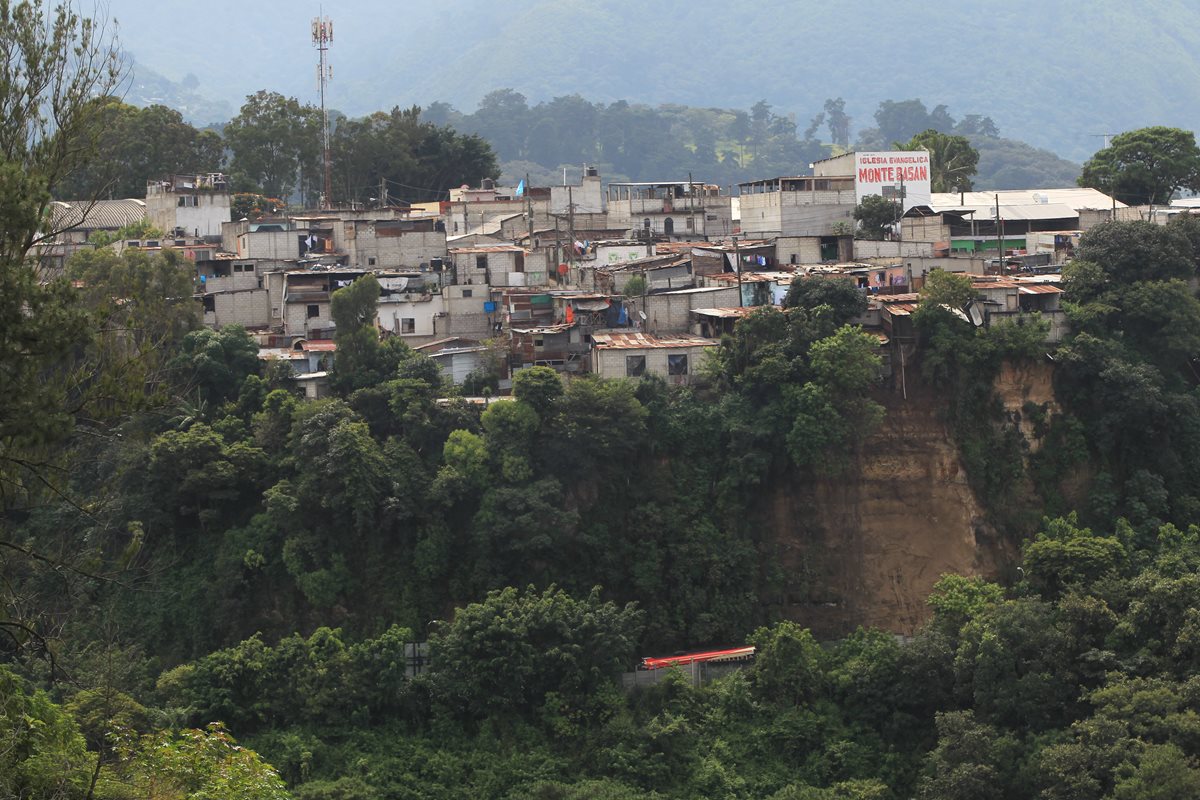 Área donde se registra el derrumbe de la ladera en el km 11.5 de la ruta hacia Boca del Monte. (Foto Prensa Libre: Esbin García).