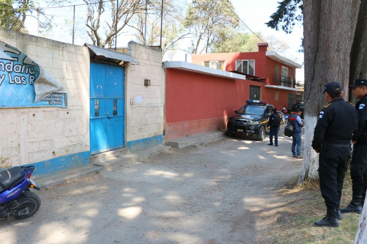 Agentes de la PNC efectúan una inspección en la escuela donde tres niños estudian, quienes fueron reportados desaparecidos. (Foto Prensa Libre: Carlos Ventura)