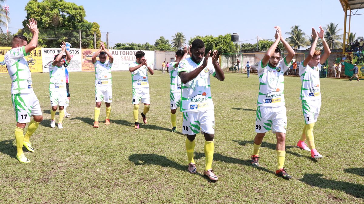 Jugadores de Chiantla festejan su pase a la final del torneo Apertura de la Primera División. (Foto Prensa Libre: Cristian Soto)