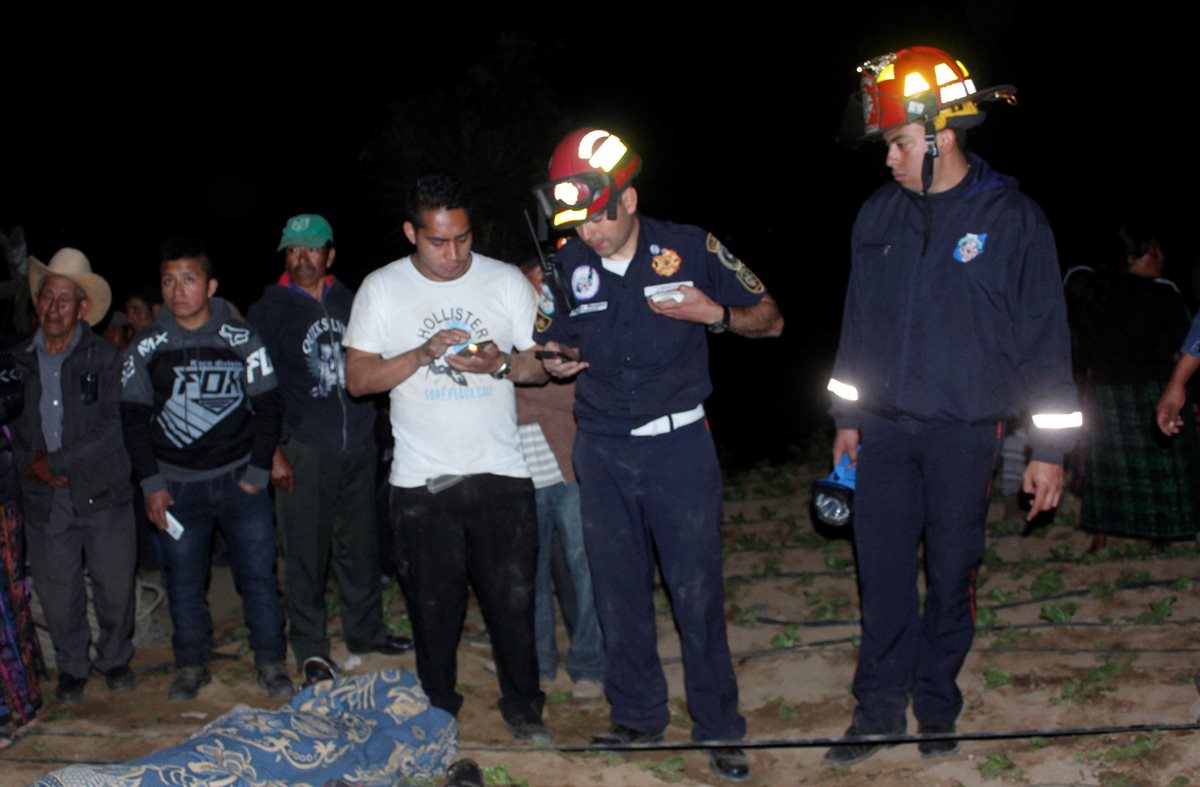 Bomberos rescatan cadáveres de niños que murieron al caer en pozo en Patzicía, Chimaltenango. (Foto Prensa Libre: Víctor Chamalé)