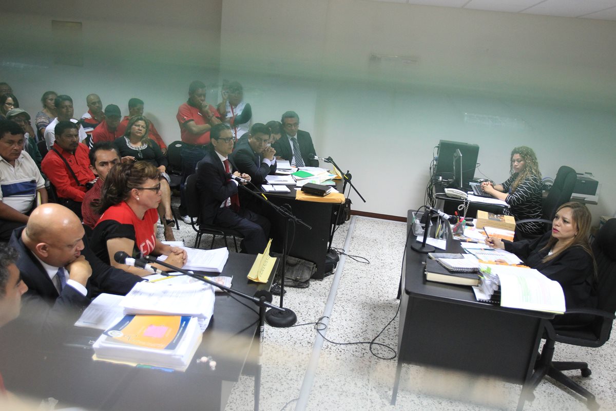 Sindicalistas del Frente Nacional de Lucha (FNL) en audiencia judicial, sobre el pacto colectivo (Foto Prensa Libre: Hemeroteca)