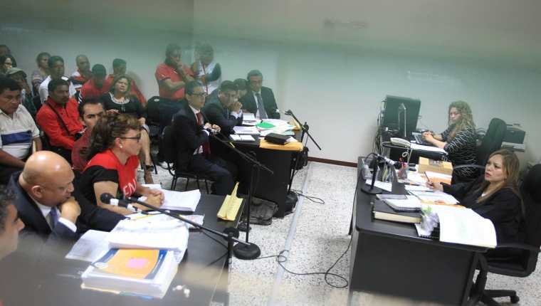 Sindicalistas del Frente Nacional de Lucha (FNL) en audiencia judicial, sobre el pacto colectivo (Foto Prensa Libre: Hemeroteca)