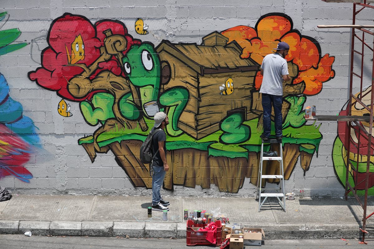 El objetivo de los murales es mejorar el entorno y hacer un llamado para proteger la naturaleza. (Foto Prensa Libre: Carlos Hernández).