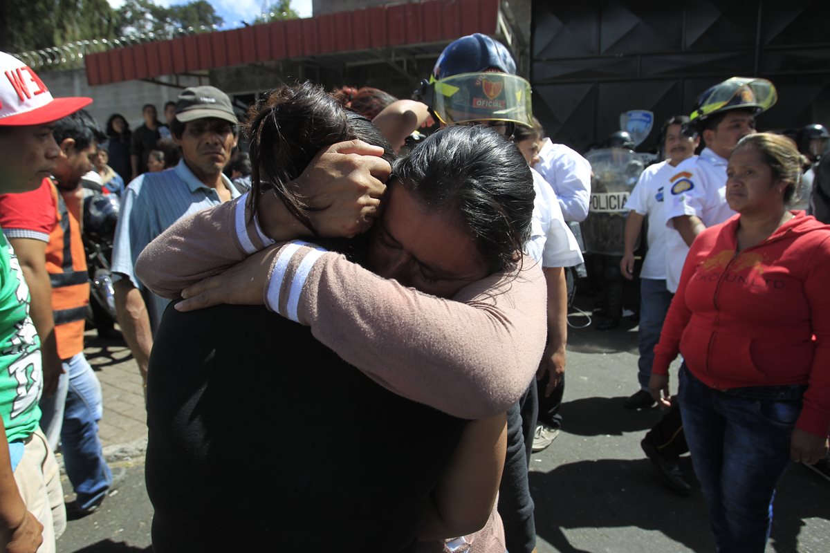 Parientes pasaron horas fuera del albergue con la angustia de no saber nada de sus seres queridos. (Foto Prensa Libre: Carlos Hernández)