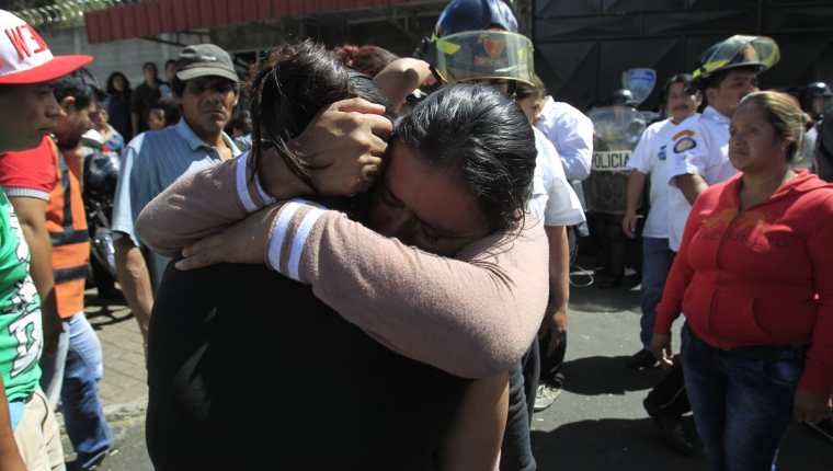 Parientes pasaron horas fuera del albergue con la angustia de no saber nada de sus seres queridos. (Foto Prensa Libre: Carlos Hernández)