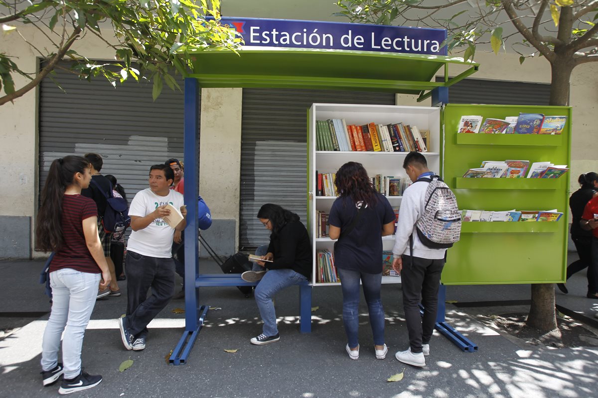 La primera Estación de Lectura está ubicada en el Paseo La Sexta. (Foto Prensa Libre: Paulo Raquec)