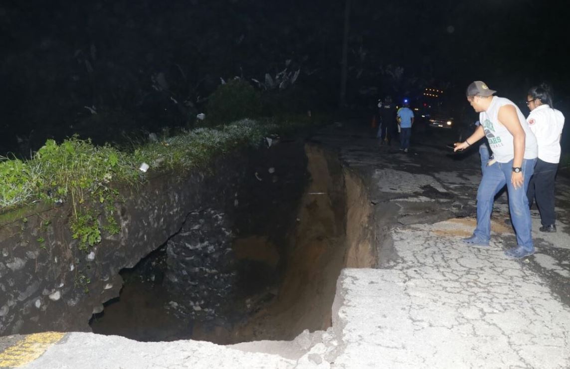 Lluvia hace colapsar carretera en el kilómetro 188 en ruta a suroccidente, el paso está imterrumpido. (Foto Prensa Libre: Rolando Miranda)