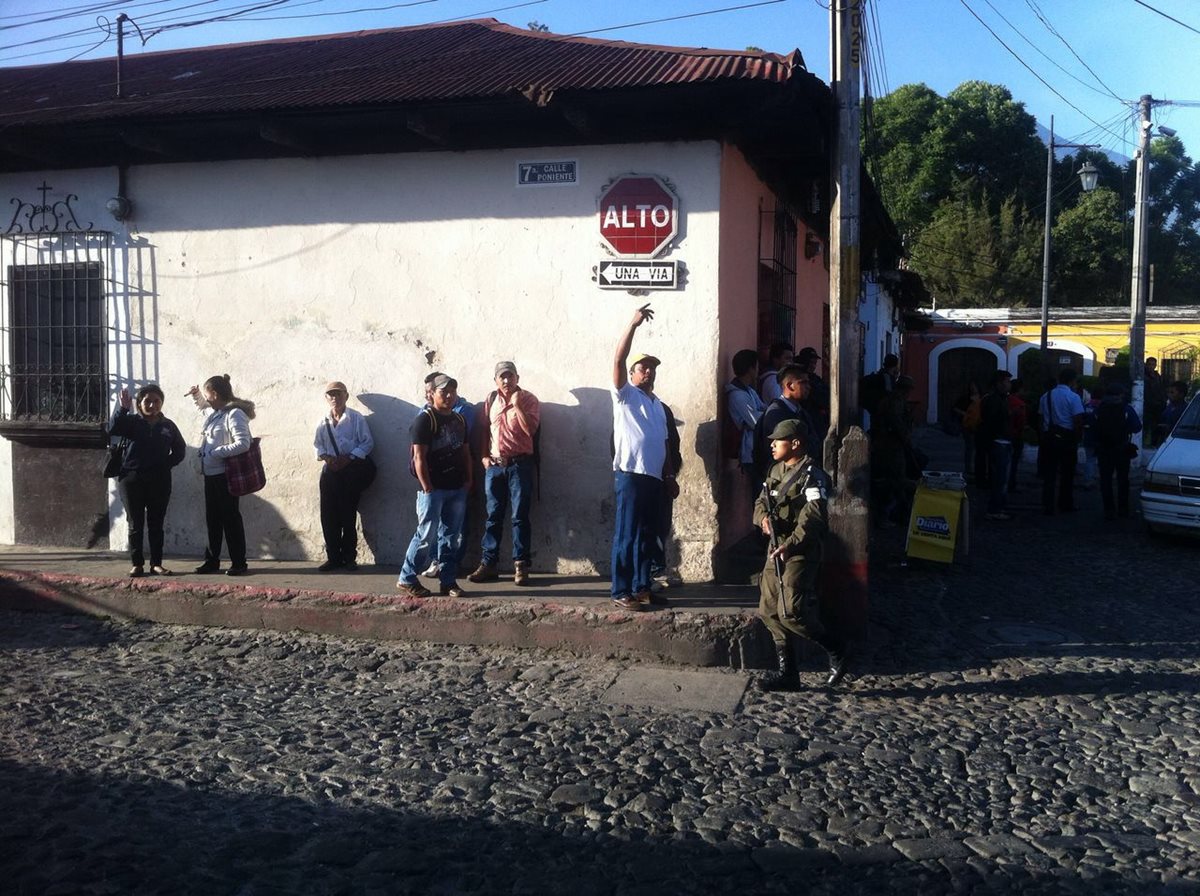 Vecinos de Antigua Guatemala buscan transporte alternativo debido al paro de pilotos de autobuses. (Foto Prensa Libre: Miguel López)