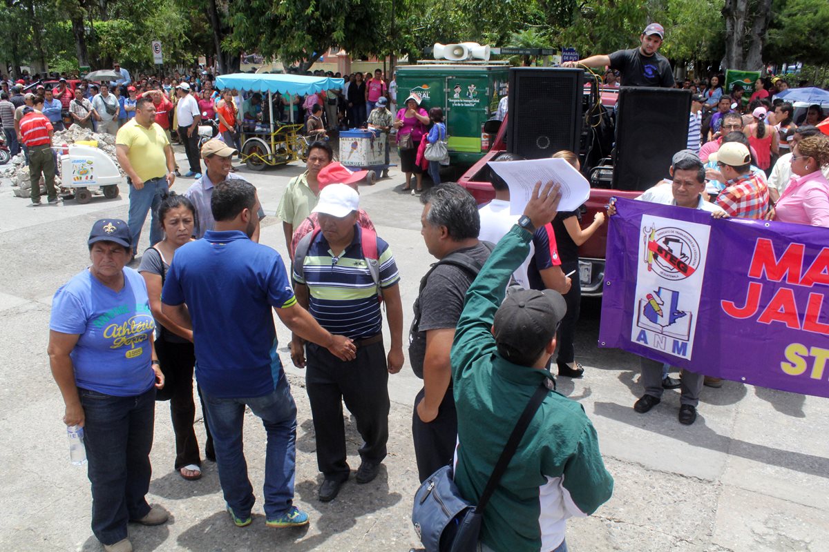 Maestros de Jalapa participan en marcha para exigir seguridad. (Foto Prensa Libre: Hugo Oliva)