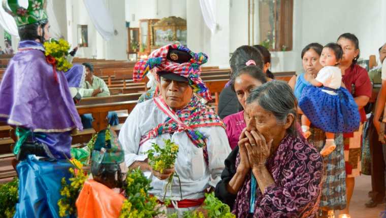 Feligreses veneran imagen de Reyes Magos, en Rabinal, Baja Verapaz. (Foto Prensa Libre: Carlos Grave).