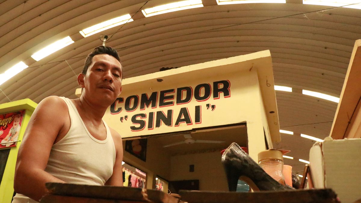 Pedro Sical, inquilino del mercado 1 de Mazatenango, Suchitepéquez, deja de trabajar al mediodía por el intenso calor que se siente en el lugar, lo que también daña los productos. (Foto Prensa Libre: Cristian Icó Soto)