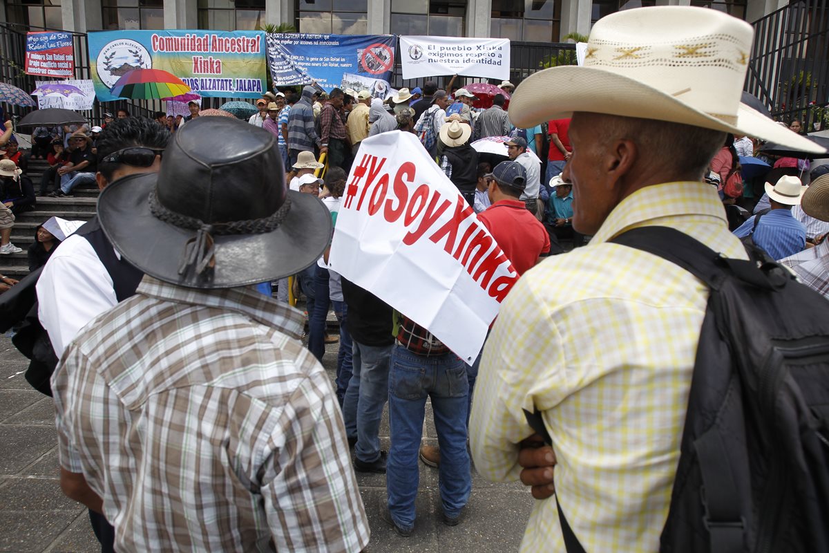Representantes de pueblos Xincas se presentaron en la Corte Suprema de Justicia en apoyo a suspensión de operaciones de Minera San Rafael. (Foto Prensa Libre: Paulo Raquec)