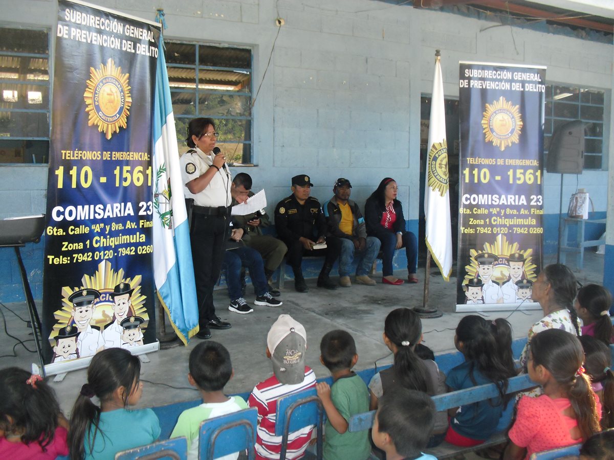 Agentes de la PNC participan en rehabilitación de escuela en la cabecera de Chiquimula. (Foto Prensa Libre: Edwin Paxtor)