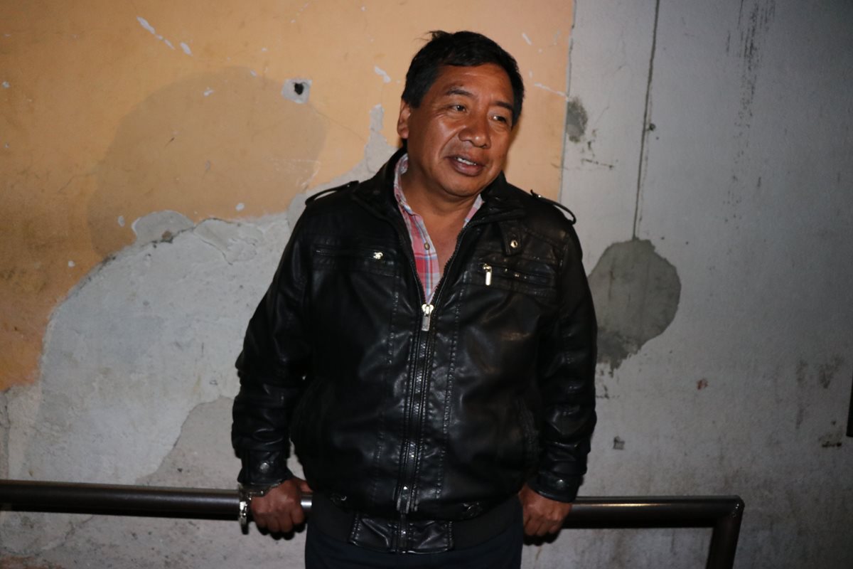 El periodista Aroldo Marroquín, en la subestación de la PNC de San Marcos. (Foto Prensa Libre: Whitmer Barrera)