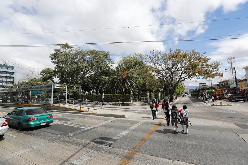 El año pasado se ordenó el paso de las unidades de Transurbano por la 9a. calle de la zona 1, junto al parque Colón. (Foto Prensa Libre: Érick Ávila)