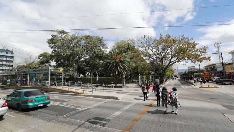 El año pasado se ordenó el paso de las unidades de Transurbano por la 9a. calle de la zona 1, junto al parque Colón. (Foto Prensa Libre: Érick Ávila)